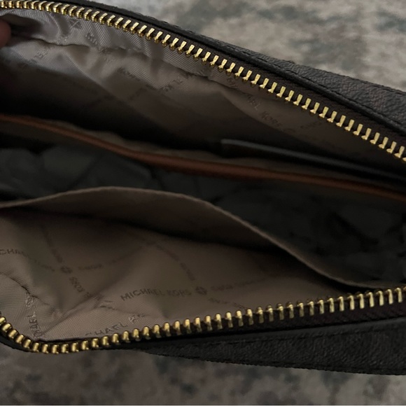 BNWT Michael Kors Over The Shoulder Purse. With Monogram - Picture 5 of 7